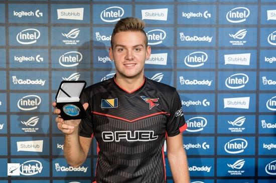 WE官博赛前晒照：展现状态！五点开冲！