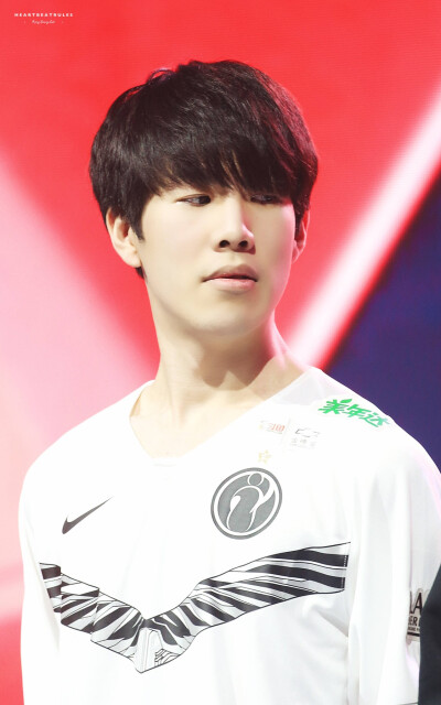 T1 3-1 GEN！队史第十座LCK奖杯，LCK史上第二支全胜夺冠队伍